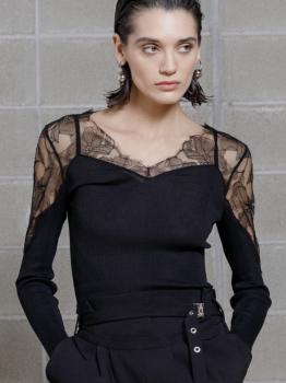 Pull dentelle chantilly et découpe dos