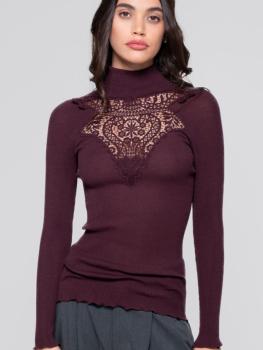 Col roulé large empiècement de guipure