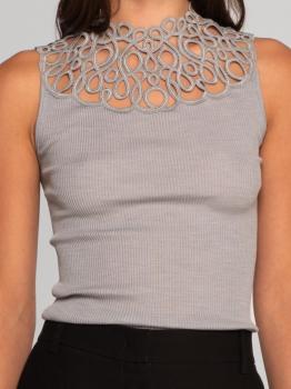 Sans manches laine mérinos et soie décolleté macramé