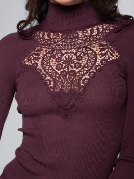 Col roulé large empiècement de guipure