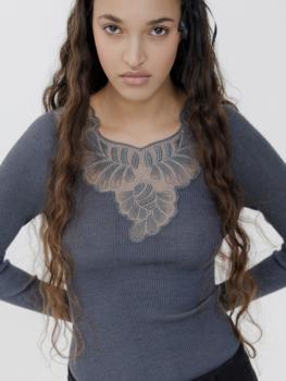 Pull décolleté en tulle brodé