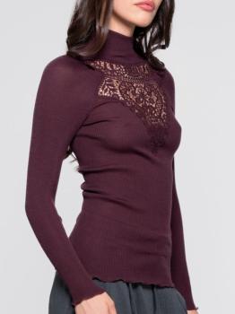 Col roulé large empiècement de guipure