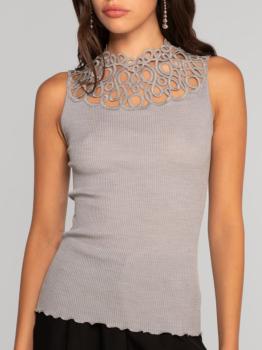 Sans manches laine mérinos et soie décolleté macramé