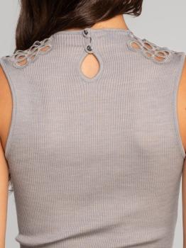 Sans manches laine mérinos et soie décolleté macramé